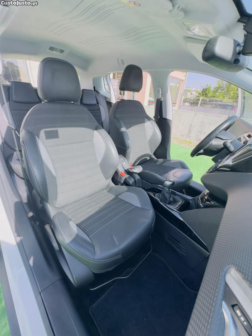 Peugeot 2008 1.2 PureTech Allure — fotografia 9