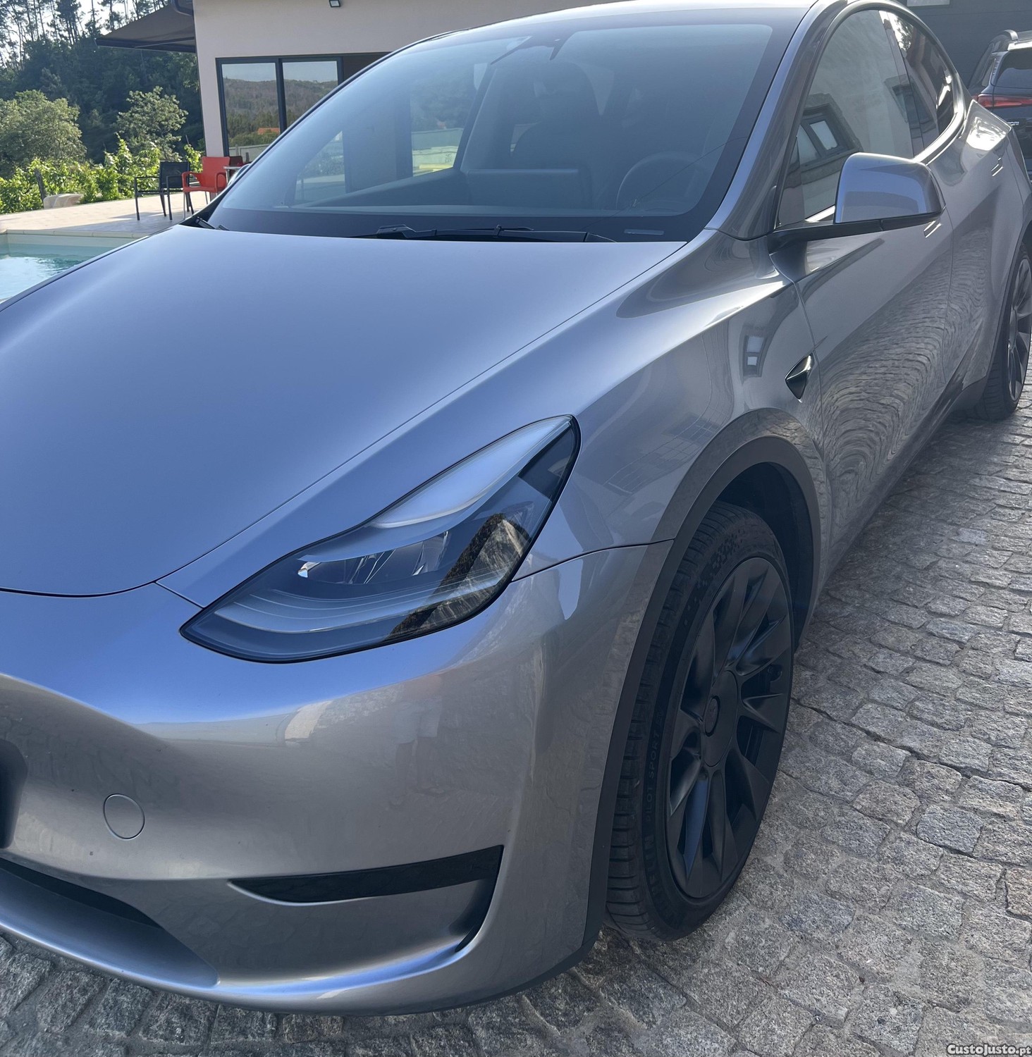 Tesla Model Y Long Range AWD 2024 — fotografia 2