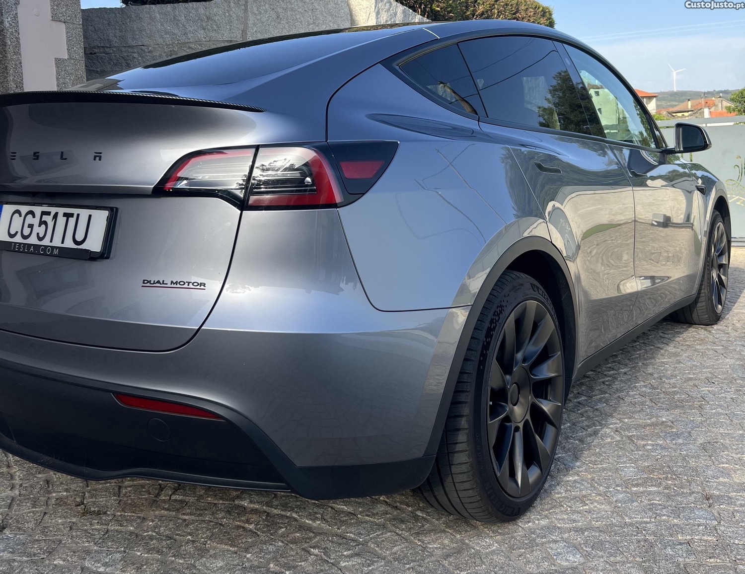 Tesla Model Y Long Range AWD 2024 — fotografia 3