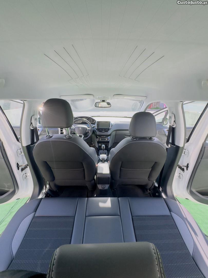Peugeot 2008 1.2 PureTech Allure — fotografia 6