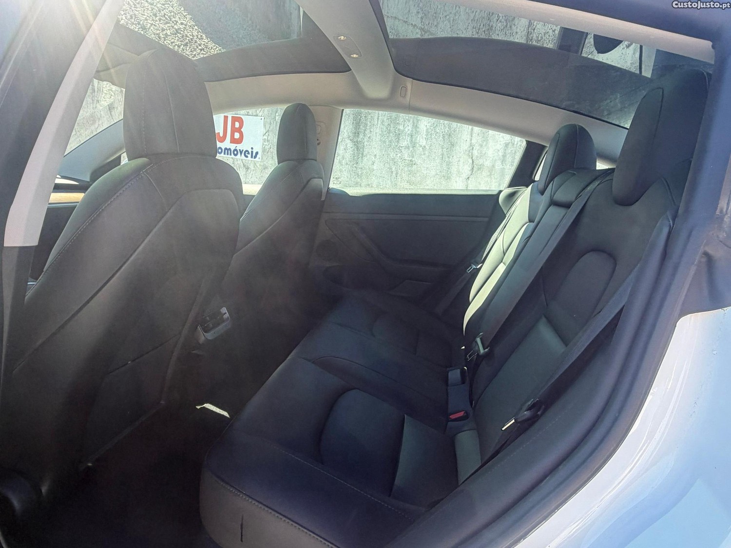 Tesla Model 3 Long Range AWD — fotografia 3