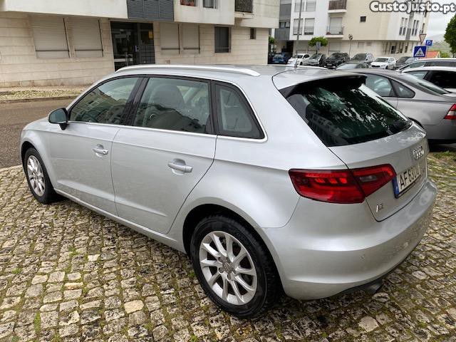 Audi A3 Sportback 1.6 TDI Ambition 105 CV — fotografia 4