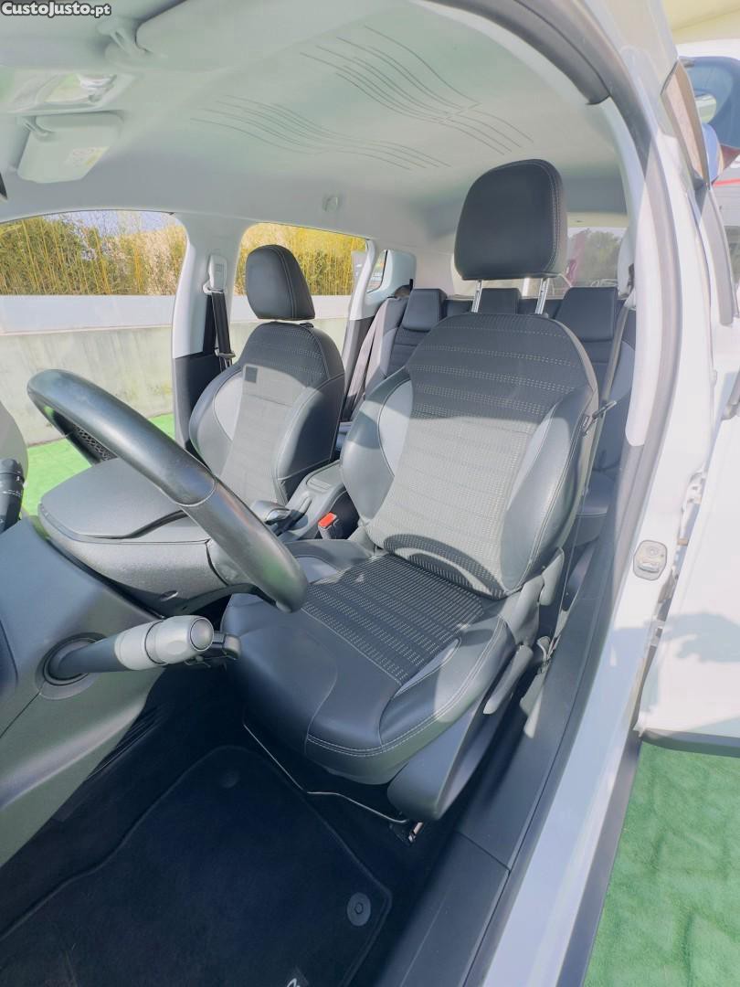 Peugeot 2008 1.2 PureTech Allure — fotografia 10