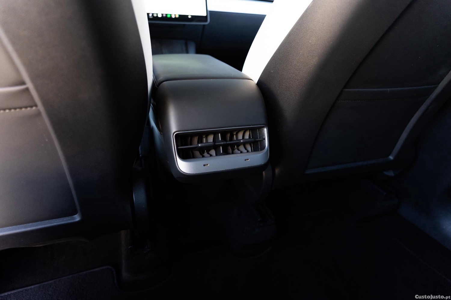 Tesla Model Y Dual motor — fotografia 3