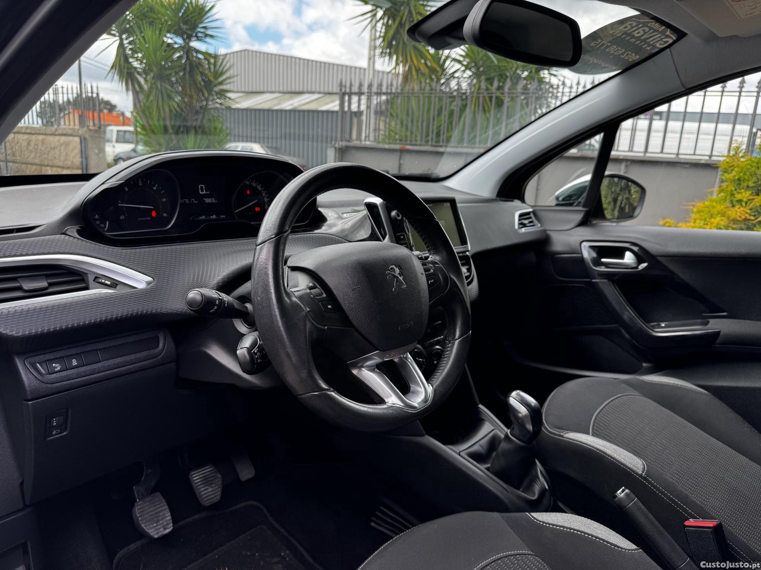 Peugeot 208 1.6 BlueHDI — fotografia 10