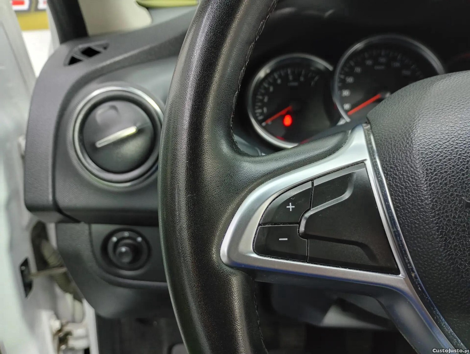 Dacia Logan 0.9 TCe Comfort Bi-Fuel — fotografia 11