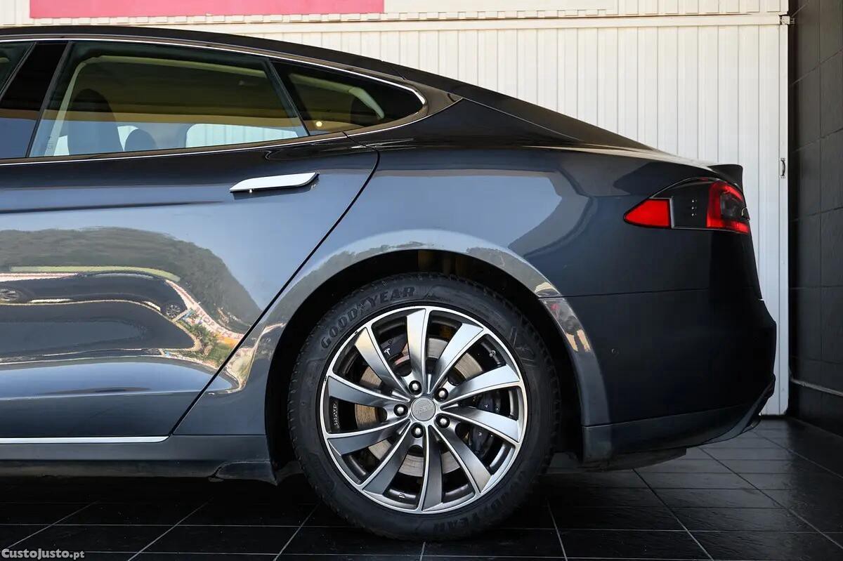 Tesla Model S 85 Standard RWD — fotografia 17