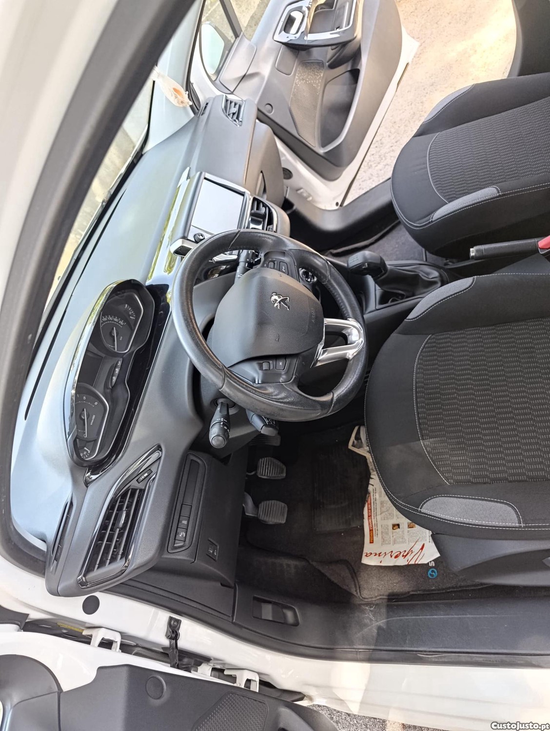 Peugeot 208 1.6hdi — fotografia 2