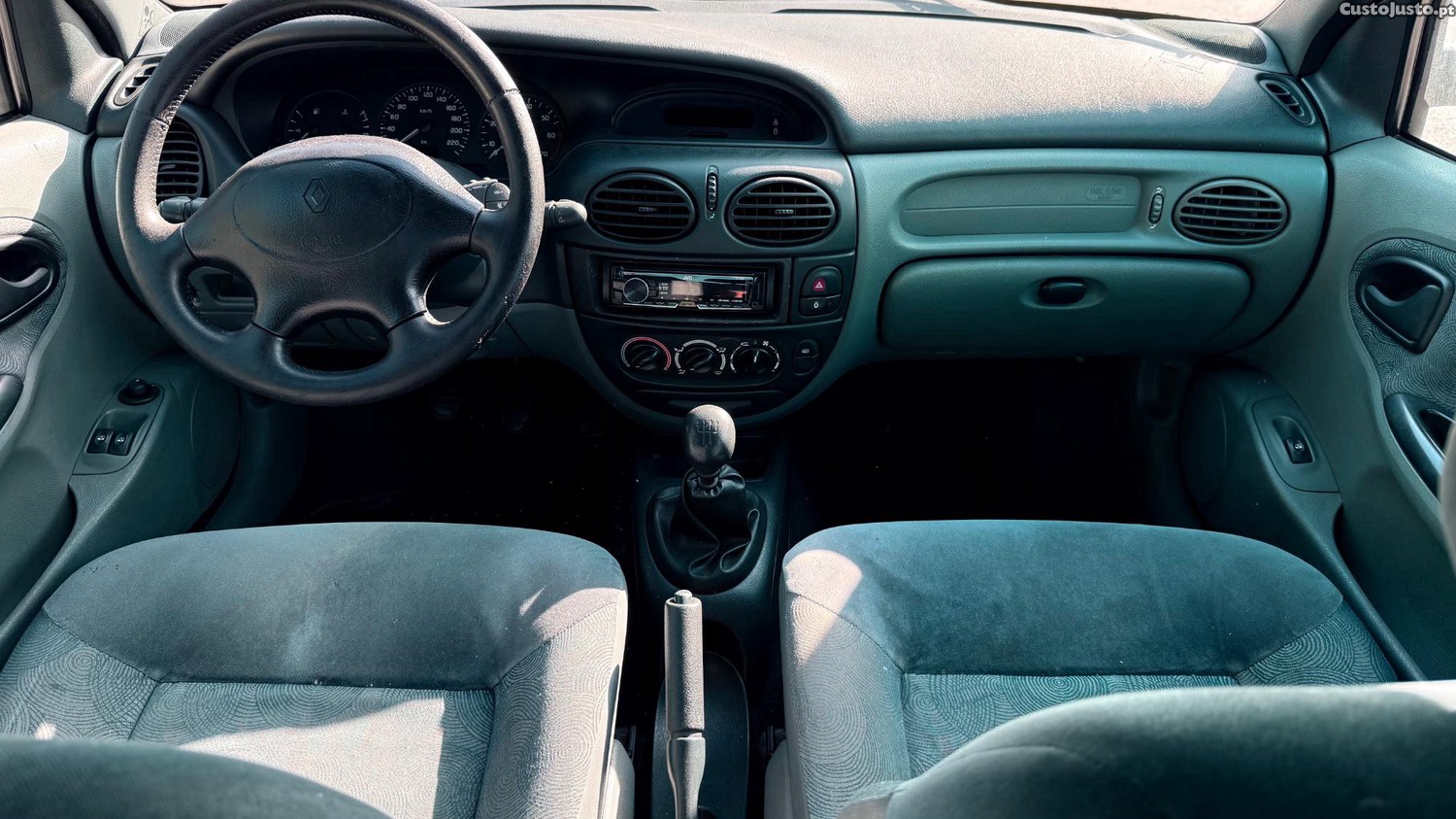 Renault Mégane 1.4 Symbol — fotografia 4