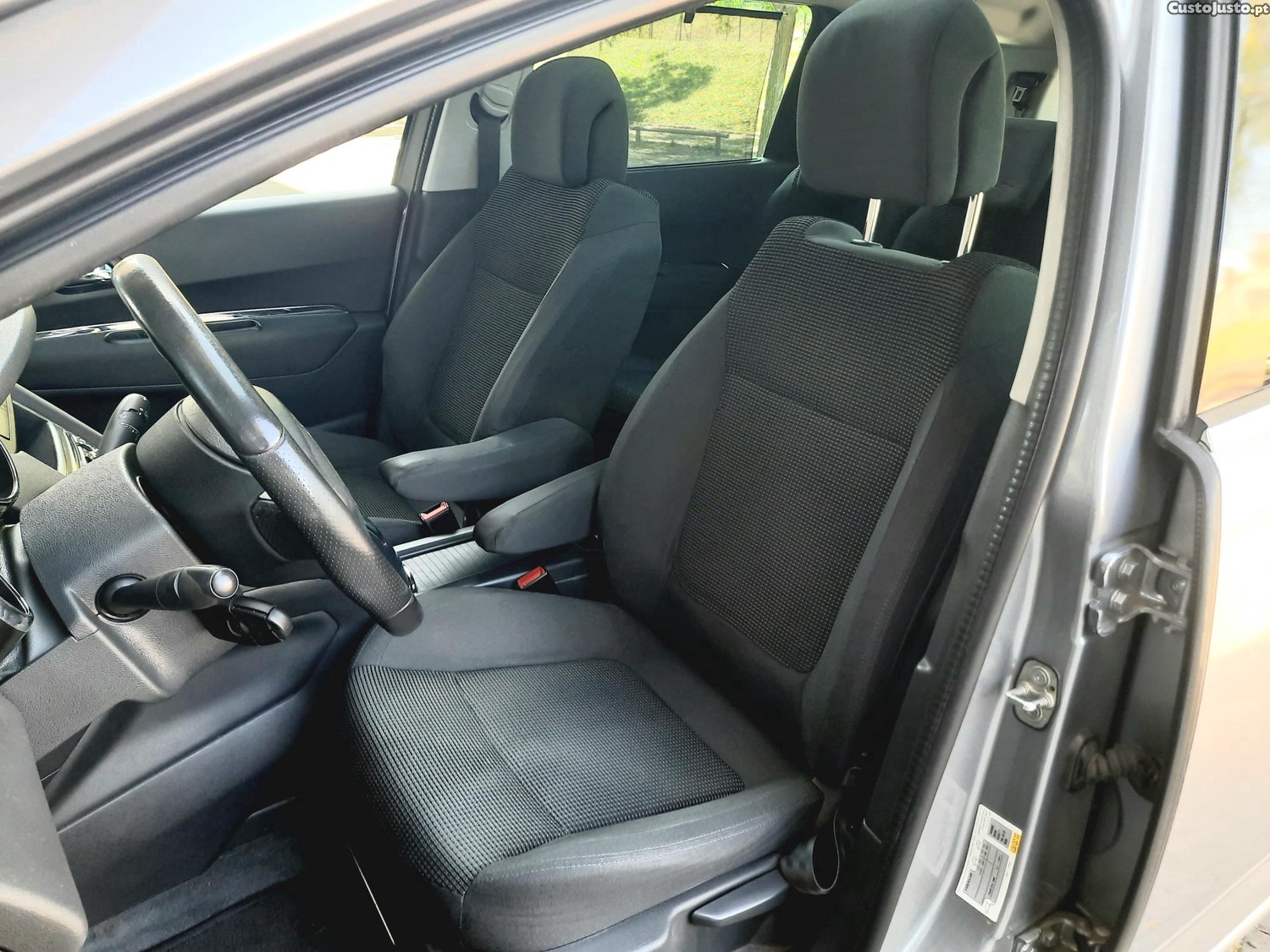 Peugeot 5008 1.6 BlueHDi Allure — fotografia 6