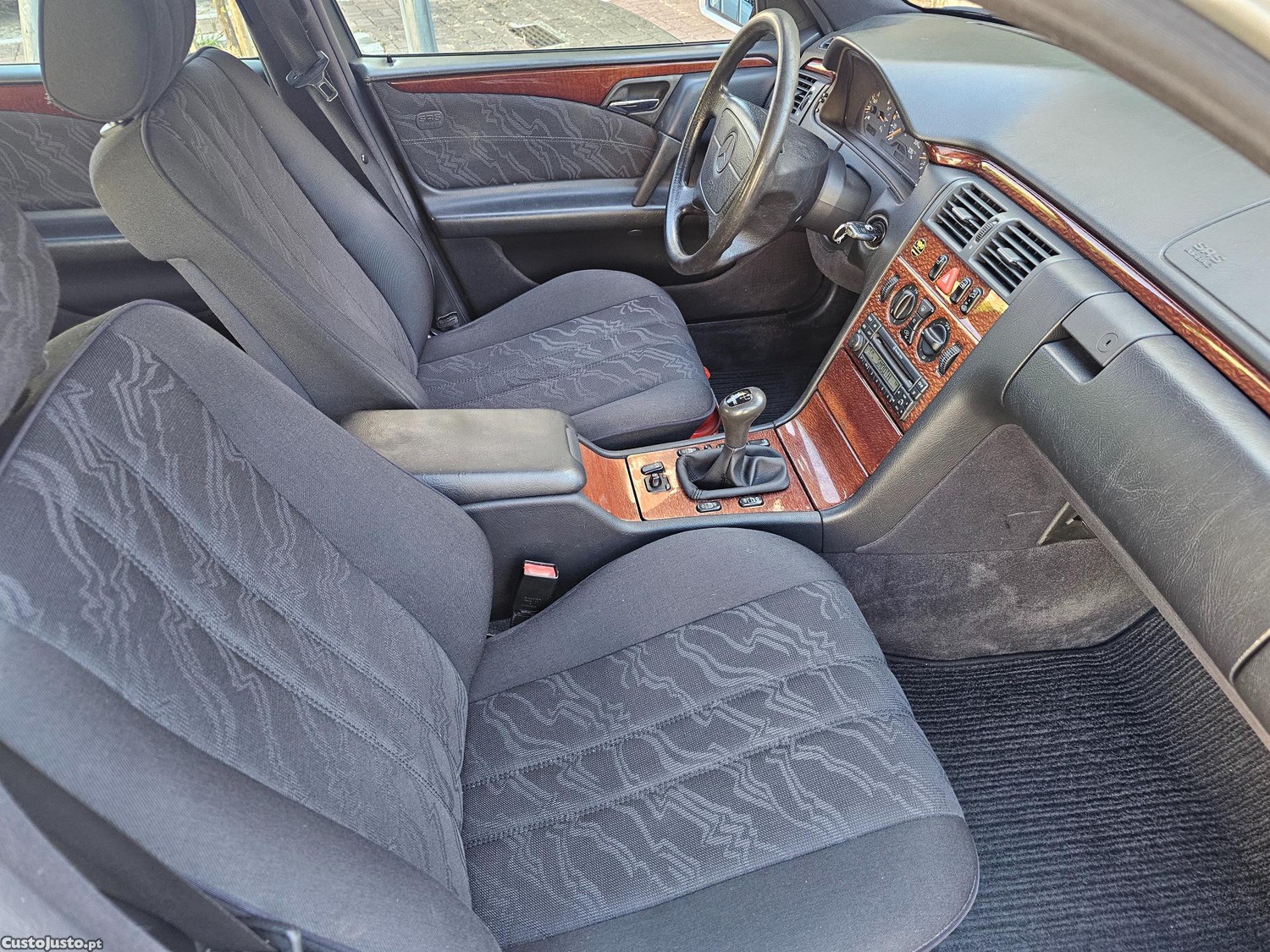 Mercedes-Benz E 220 DieselMultiválvulas — fotografia 5