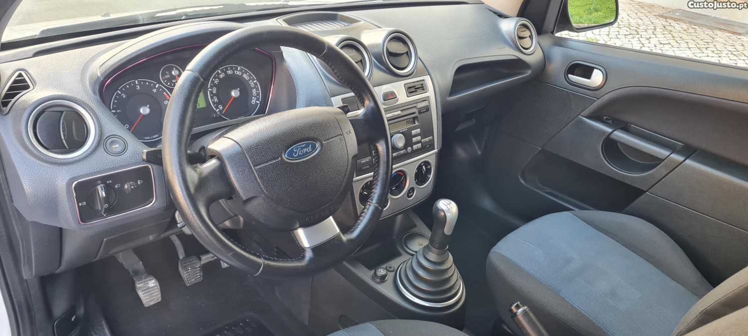 Ford Fiesta 1.4 Diesel, 5 Lugares, Estimado — fotografia 5