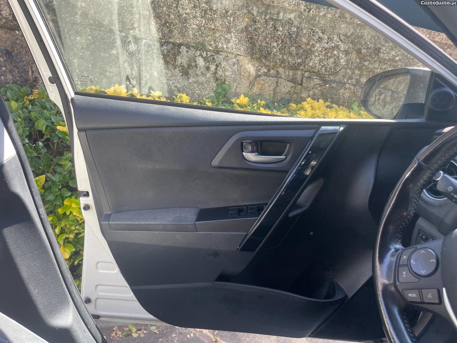 Toyota Auris Touring Sports 1.8 HSD Comfort +P.Techno+P.Sport — fotografia 3