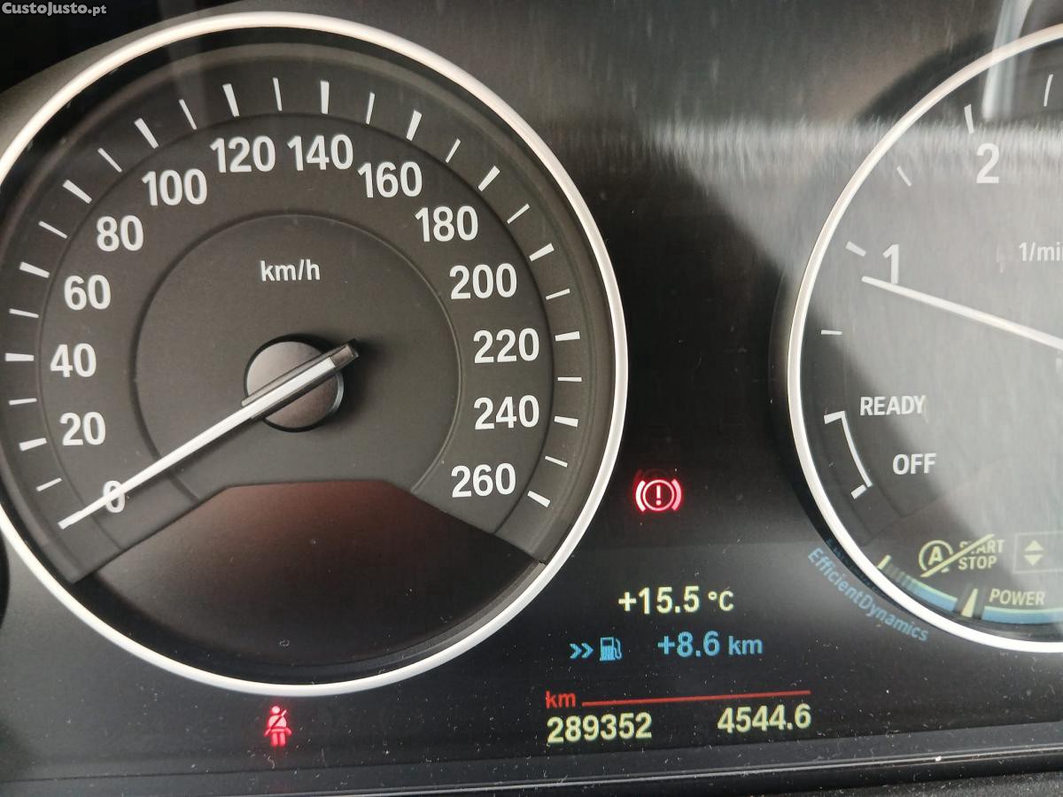 BMW 320 D Touring Efficient Dynamics — fotografia 3