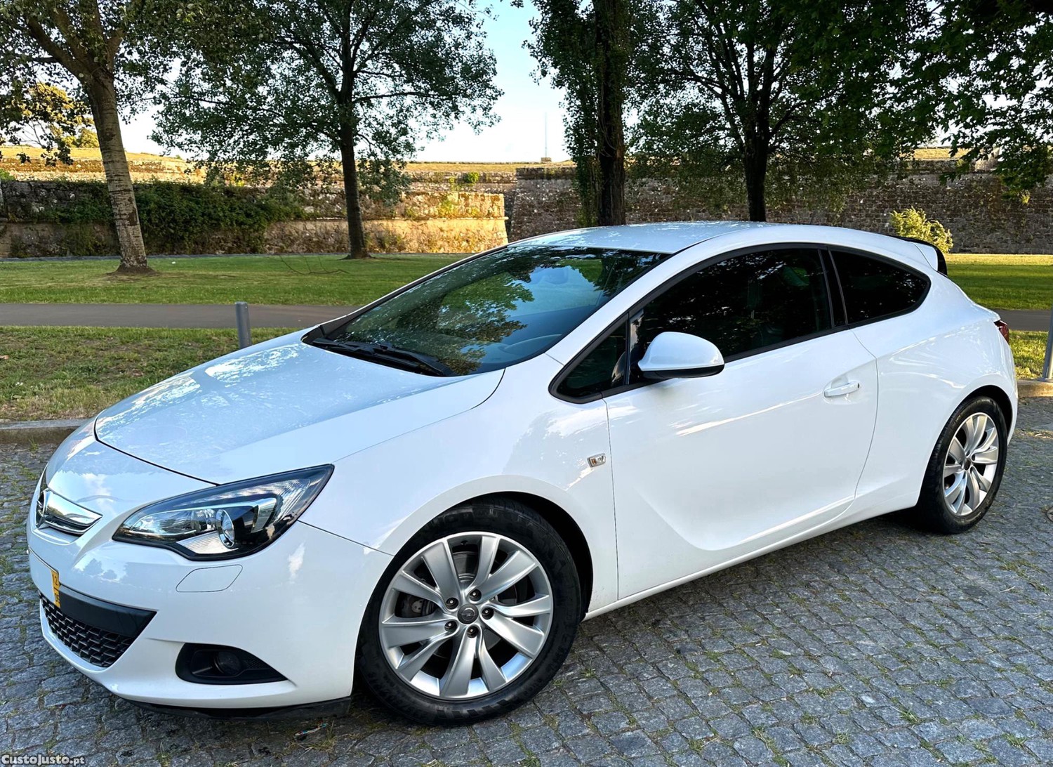 Opel Astra Gtc — fotografia 2