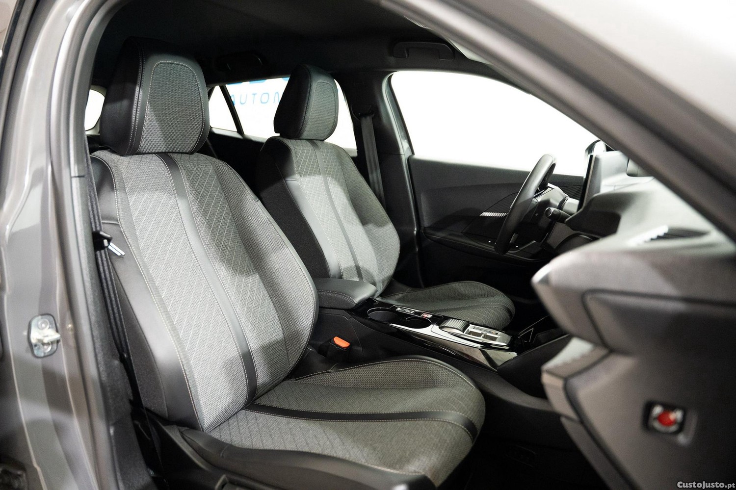 Peugeot 2008 54 kWh Allure — fotografia 3