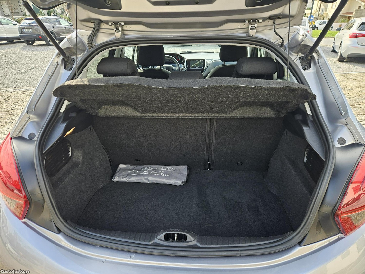 Peugeot 208 1.5 HDI Signature 103cv — fotografia 10