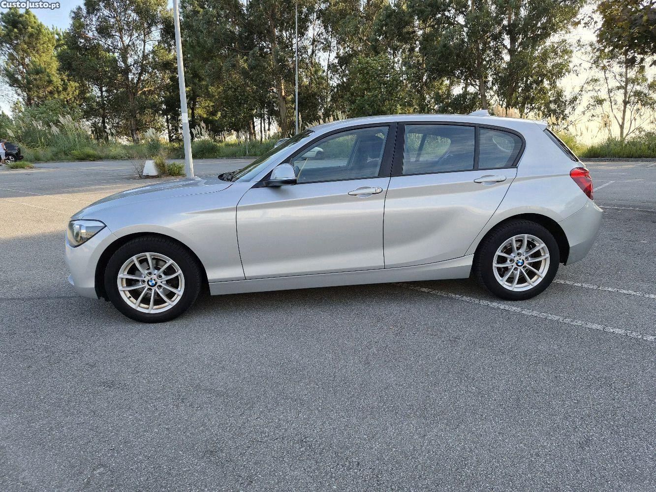 BMW 114 D com GPS — fotografia 8
