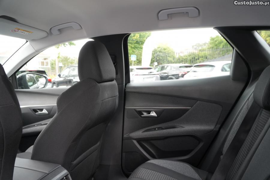Peugeot 3008 1.2 PureTech Allure — photo 4