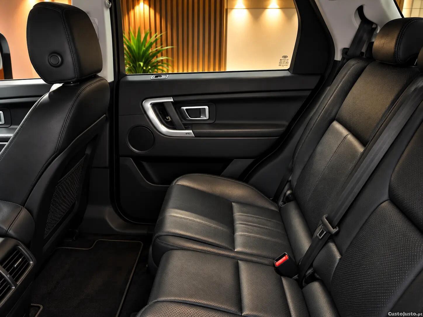 Land Rover Discovery 2.0 D AWD R-Dynamic HSE — fotografia 4
