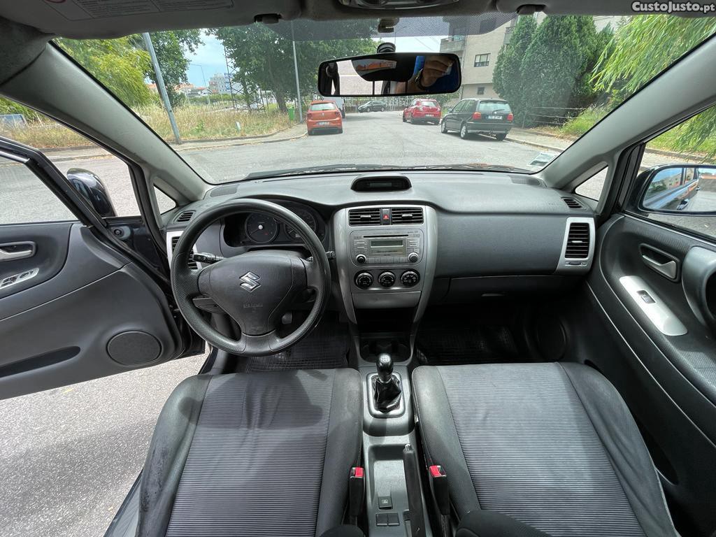 Suzuki Liana 1.4 DDIS a Diesel — fotografia 5