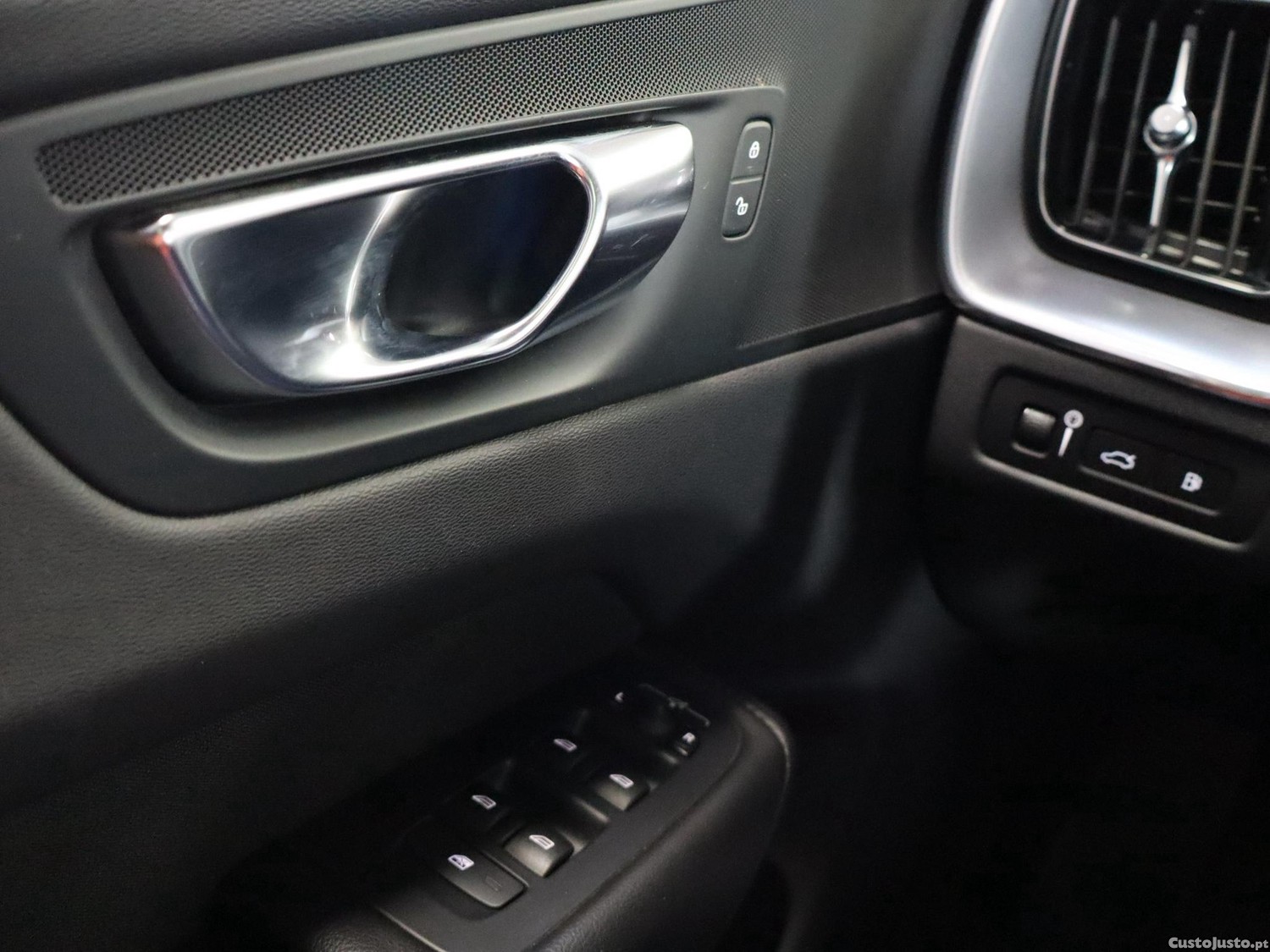Volvo XC 60 2.0 T6 PHEV Inscription AWD — fotografia 11