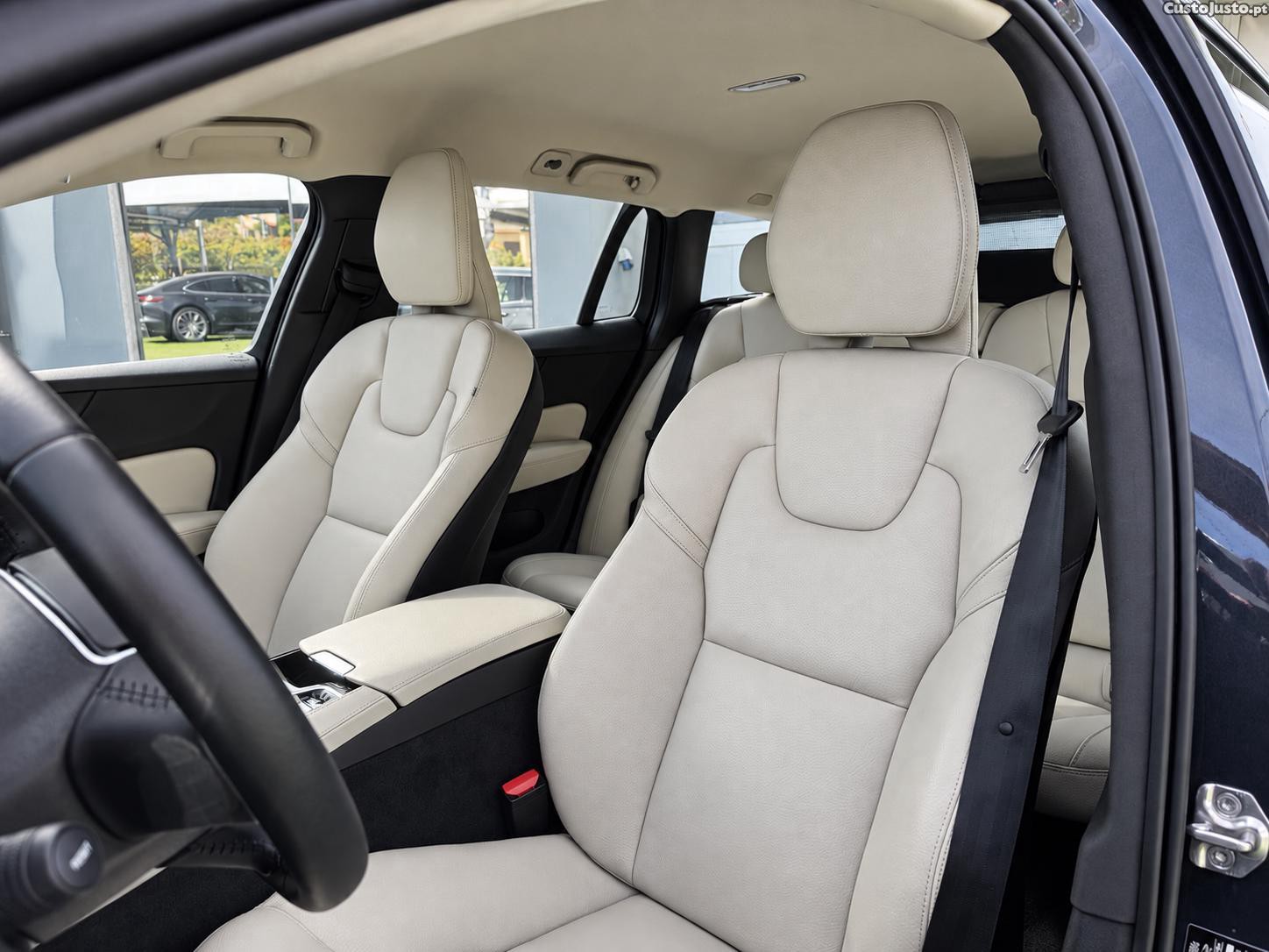 Volvo V60 2.0 T8 AWD TE Momentum Plus — fotografia 6