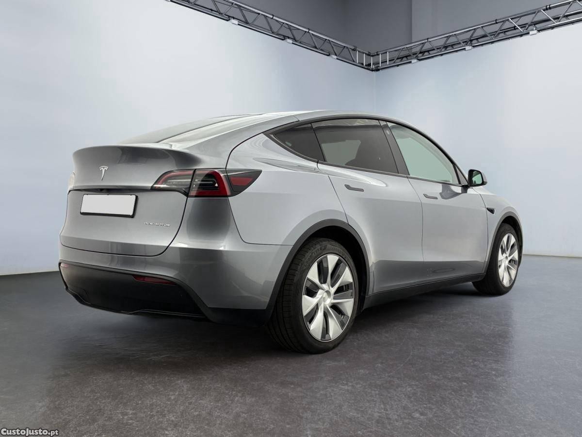 Tesla Model Y Long Range Dual Motor AWD — fotografia 11