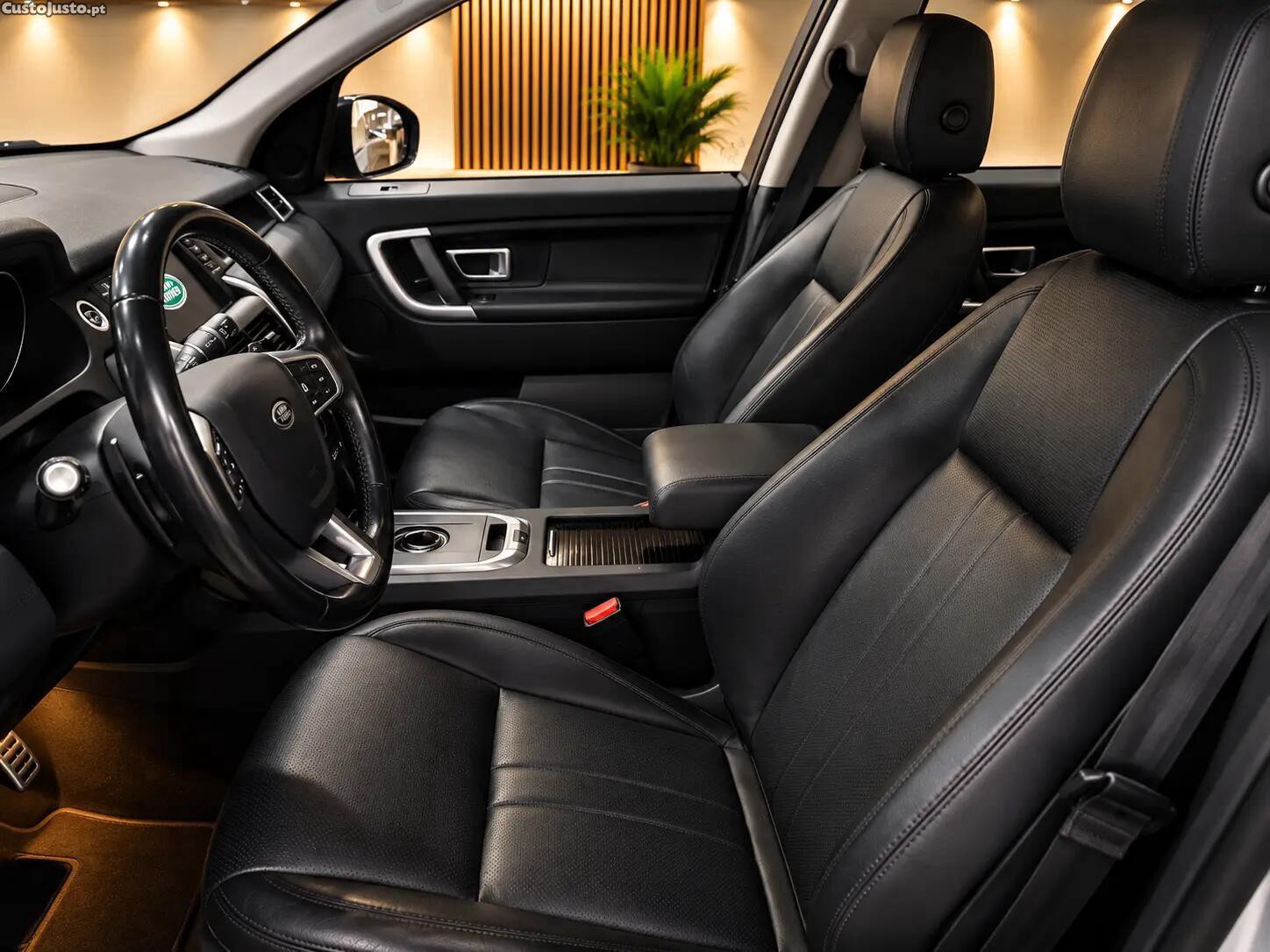 Land Rover Discovery 2.0 D AWD R-Dynamic HSE — fotografia 3