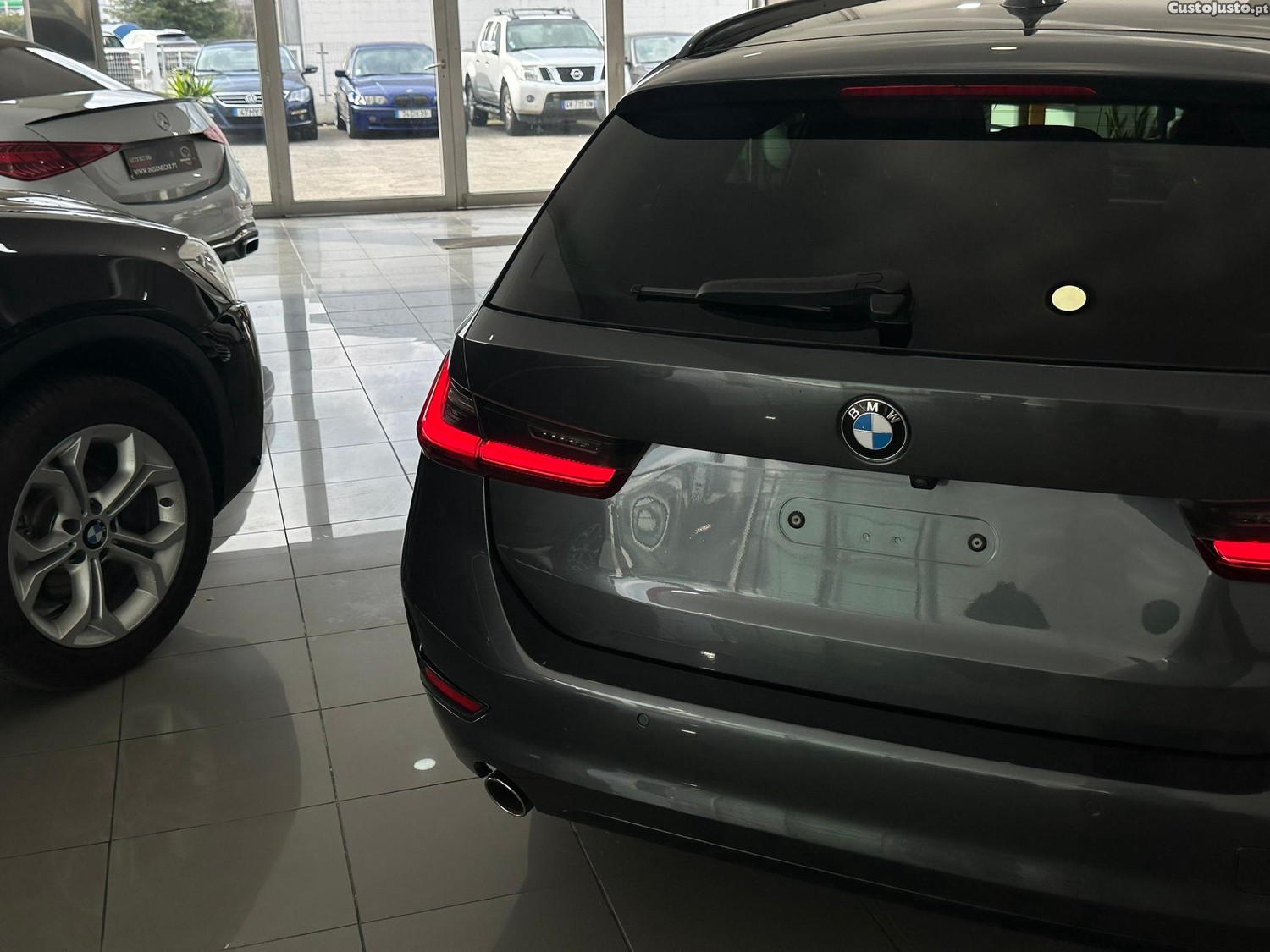 BMW 318 d Touring Line Luxury Auto — fotografia 15
