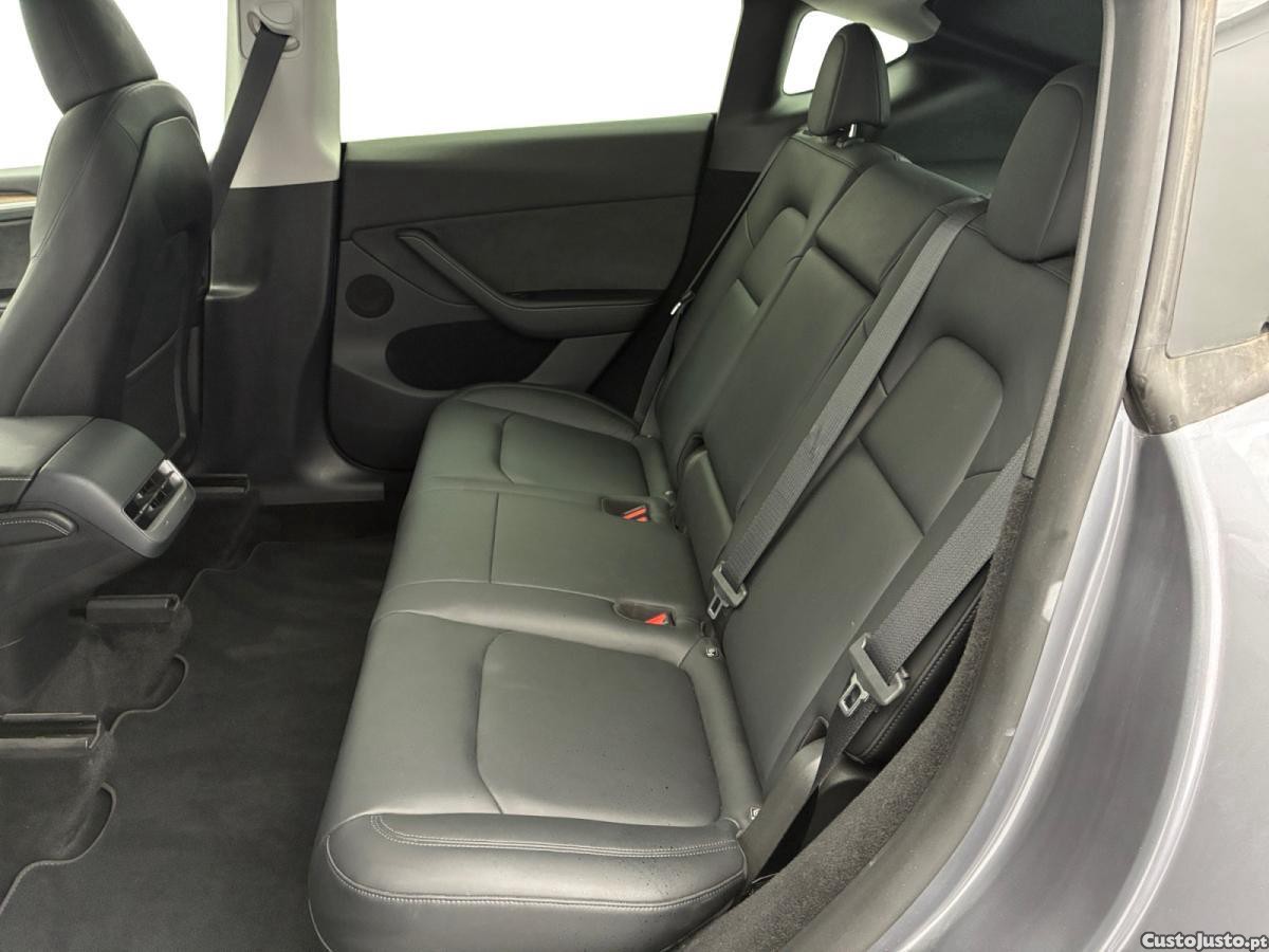 Tesla Model Y Long Range Dual Motor AWD — fotografia 5