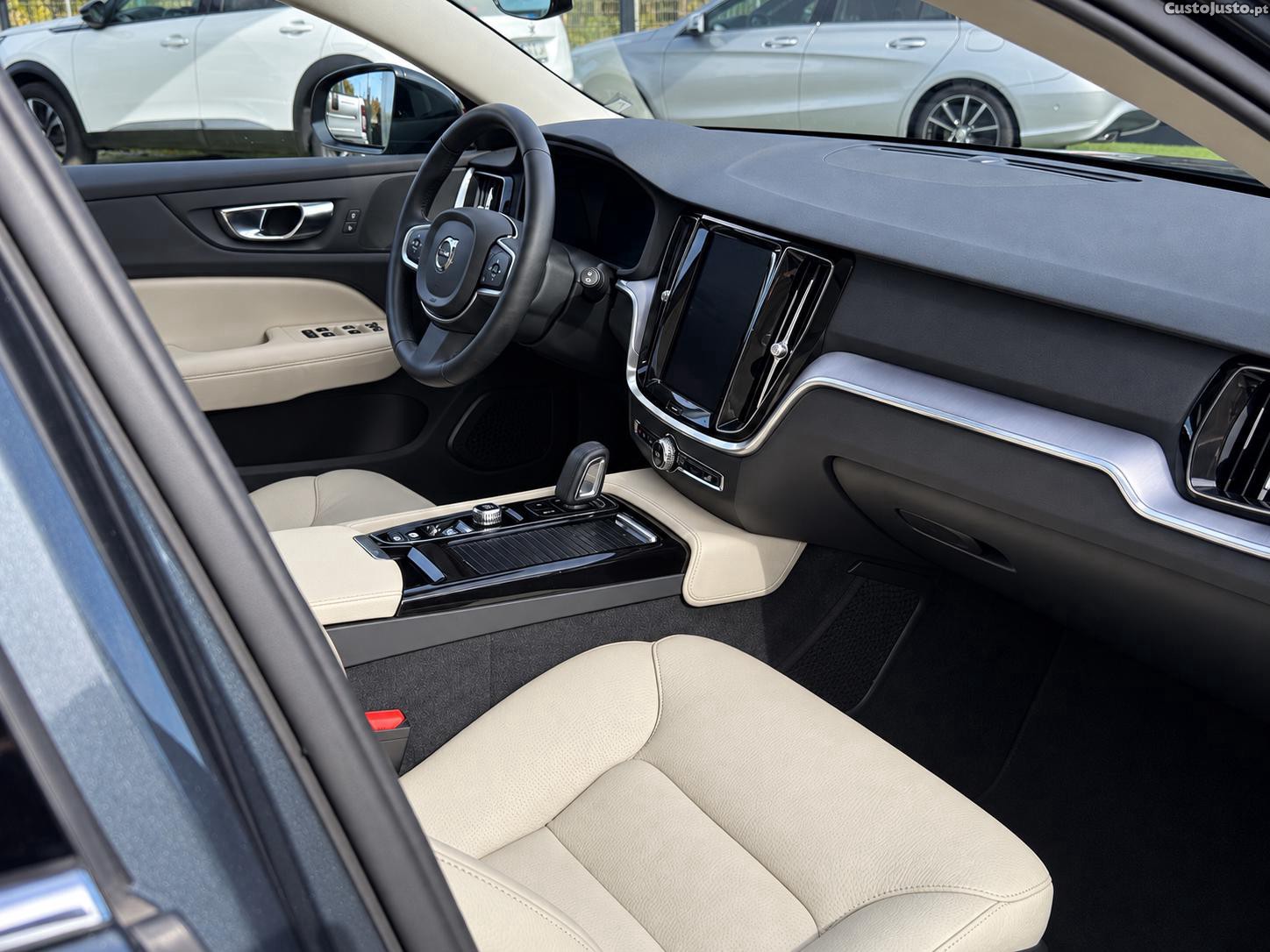 Volvo V60 2.0 T8 AWD TE Momentum Plus — fotografia 4