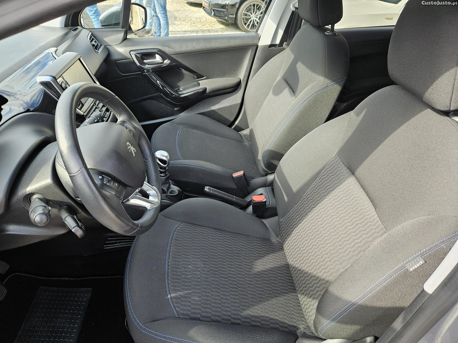 Peugeot 208 1.5 HDI Signature 103cv — fotografia 13