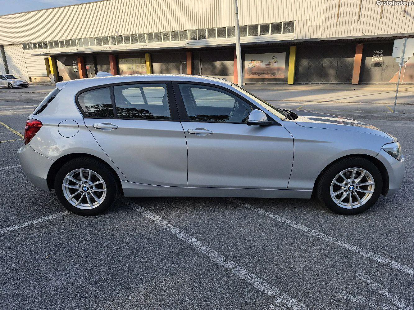 BMW 114 D com GPS — fotografia 9
