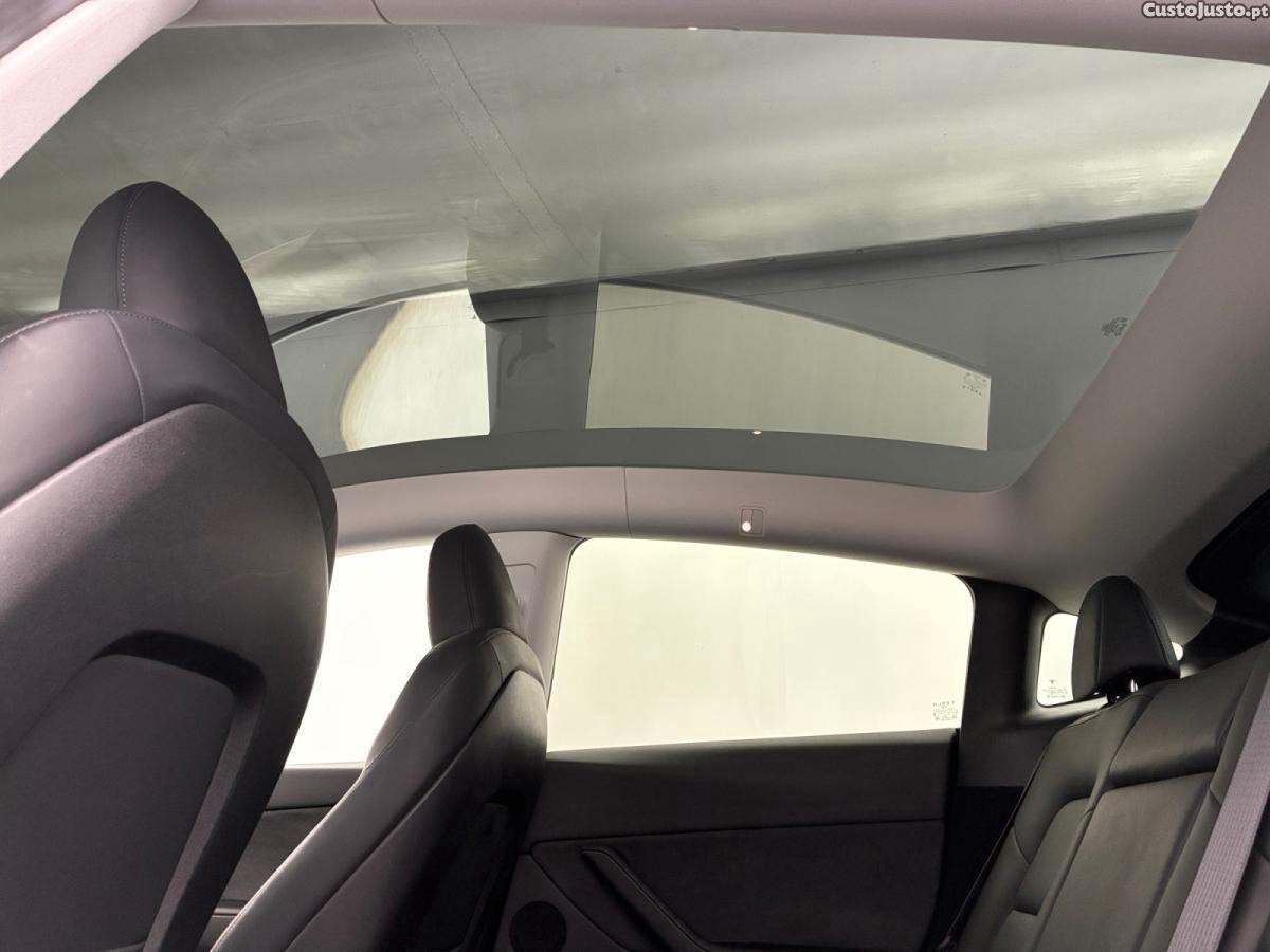 Tesla Model Y Long Range Dual Motor AWD — fotografia 4