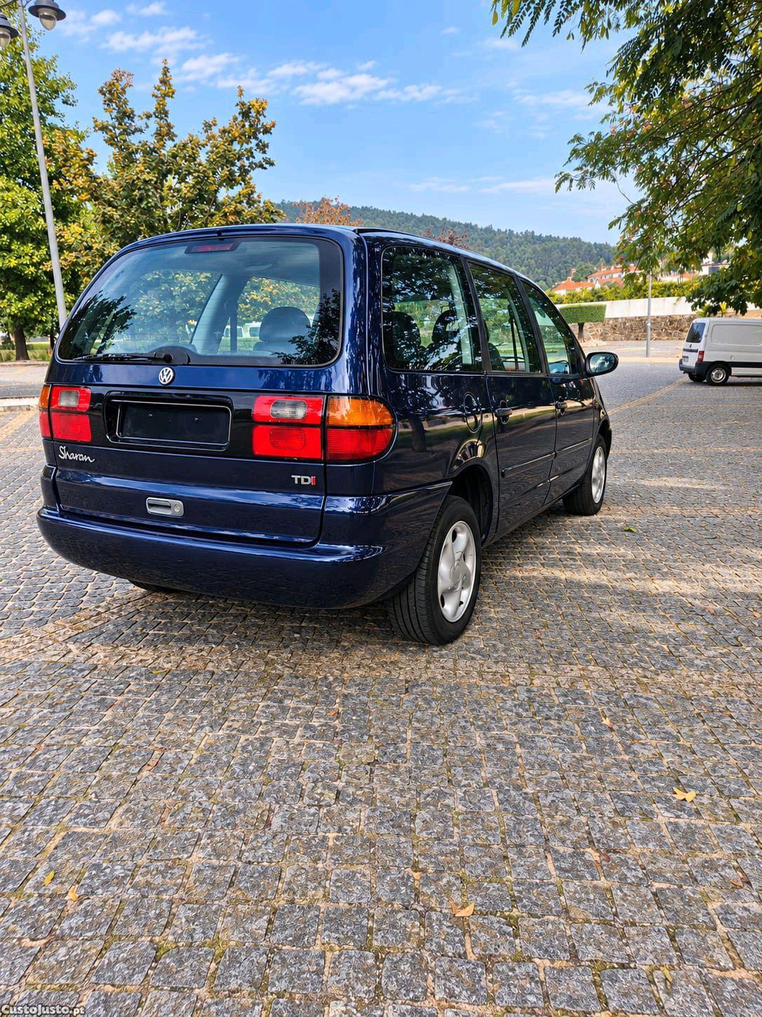 VW Sharan 1.9 TDI  7 Lugares - 98 foto 2