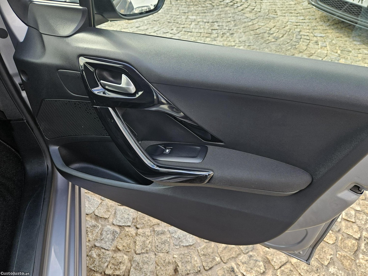 Peugeot 208 1.5 HDI Signature 103cv — fotografia 6
