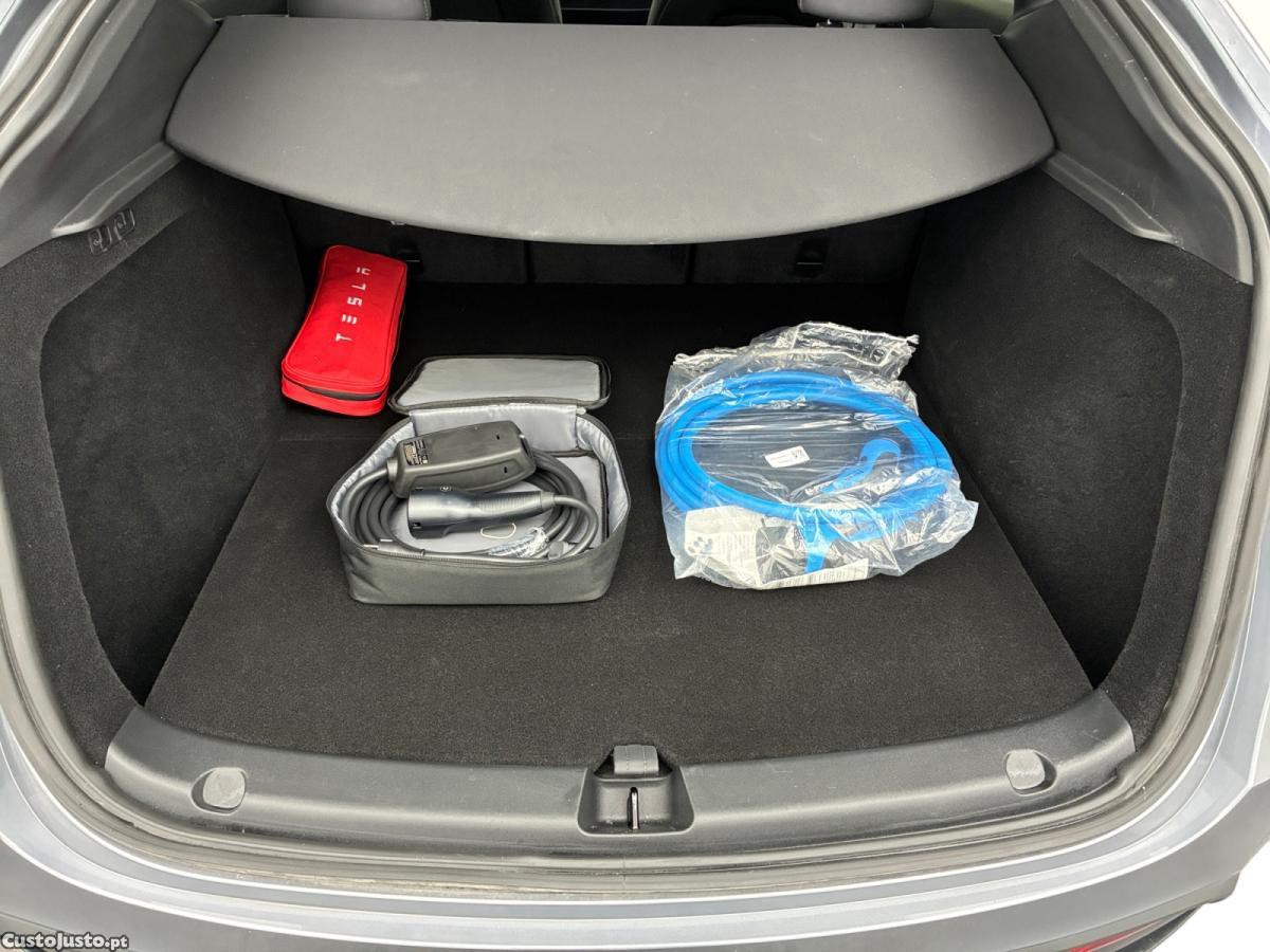 Tesla Model Y Long Range Dual Motor AWD — fotografia 3