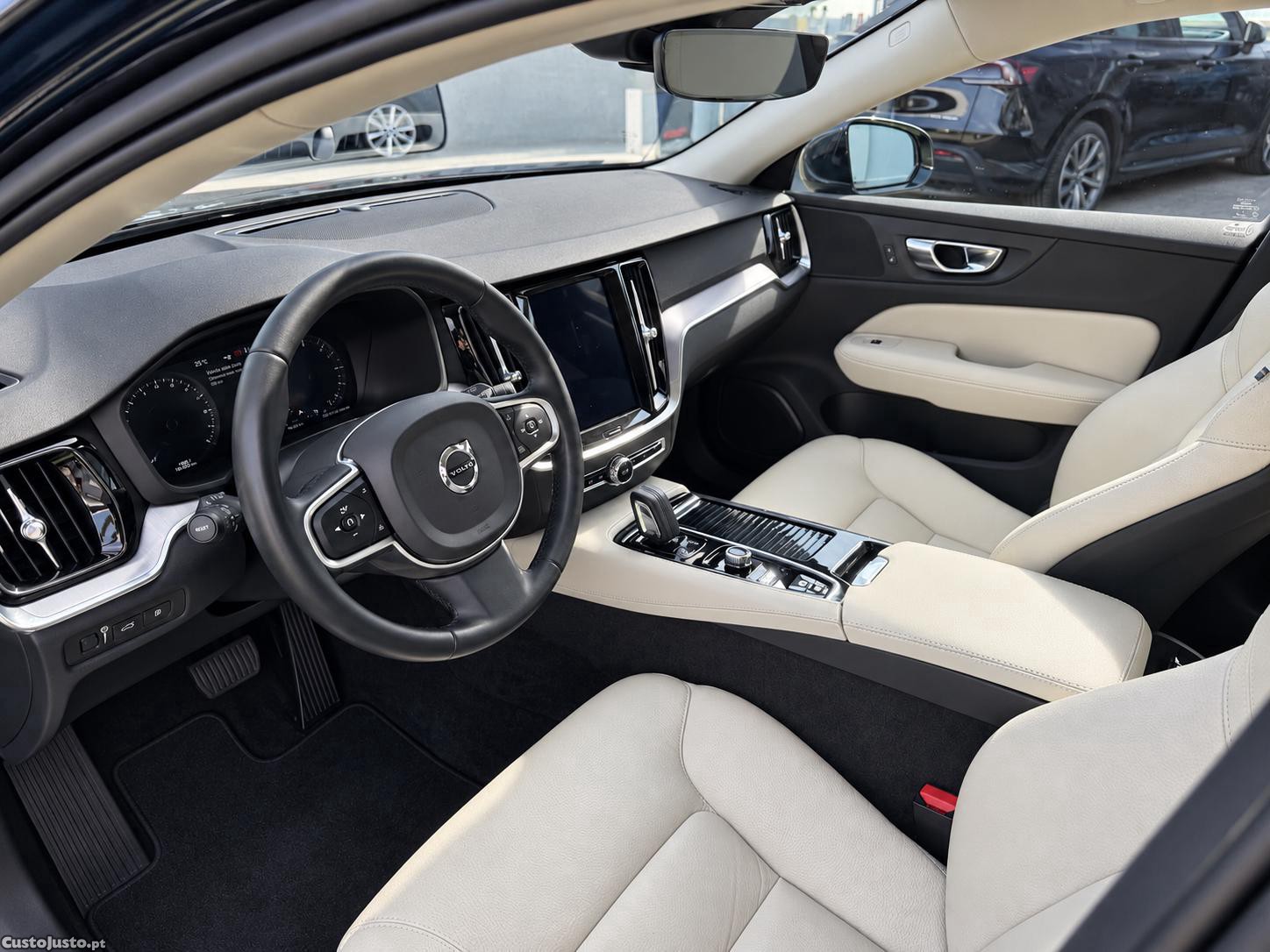 Volvo V60 2.0 T8 AWD TE Momentum Plus — fotografia 7
