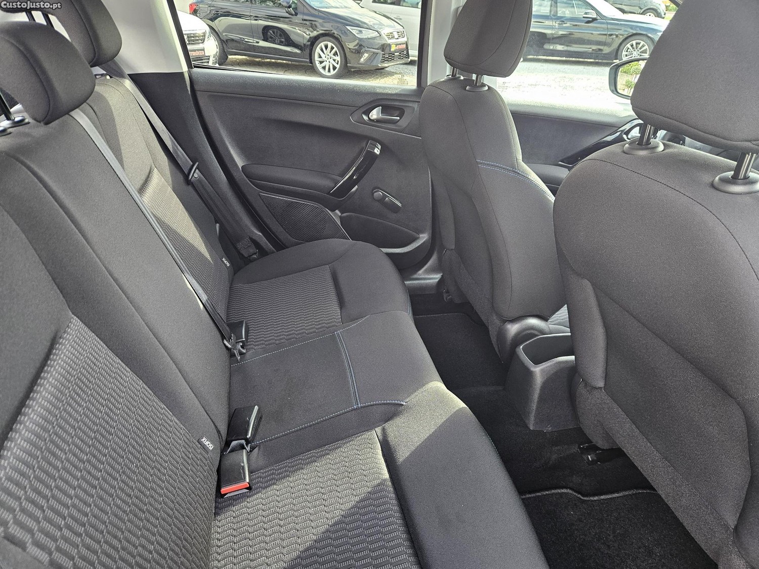 Peugeot 208 1.5 HDI Signature 103cv — fotografia 8