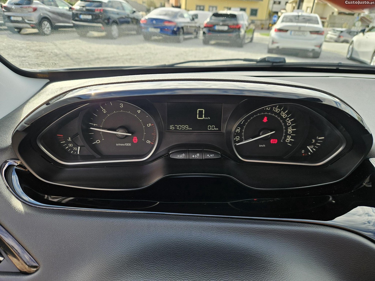 Peugeot 208 1.5 HDI Signature 103cv — fotografia 12