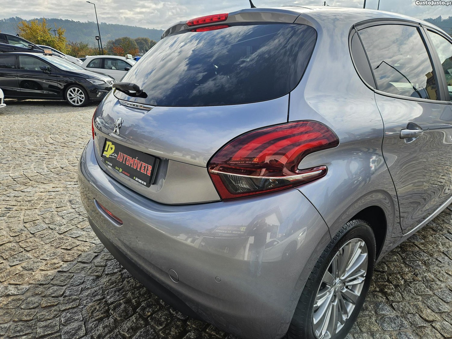 Peugeot 208 1.5 HDI Signature 103cv — fotografia 17
