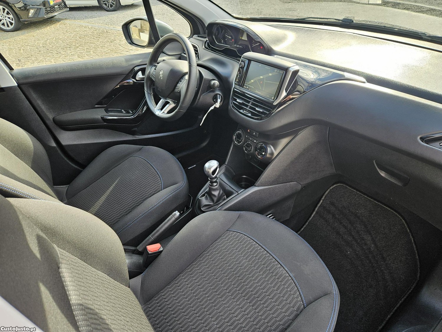 Peugeot 208 1.5 HDI Signature 103cv — fotografia 9