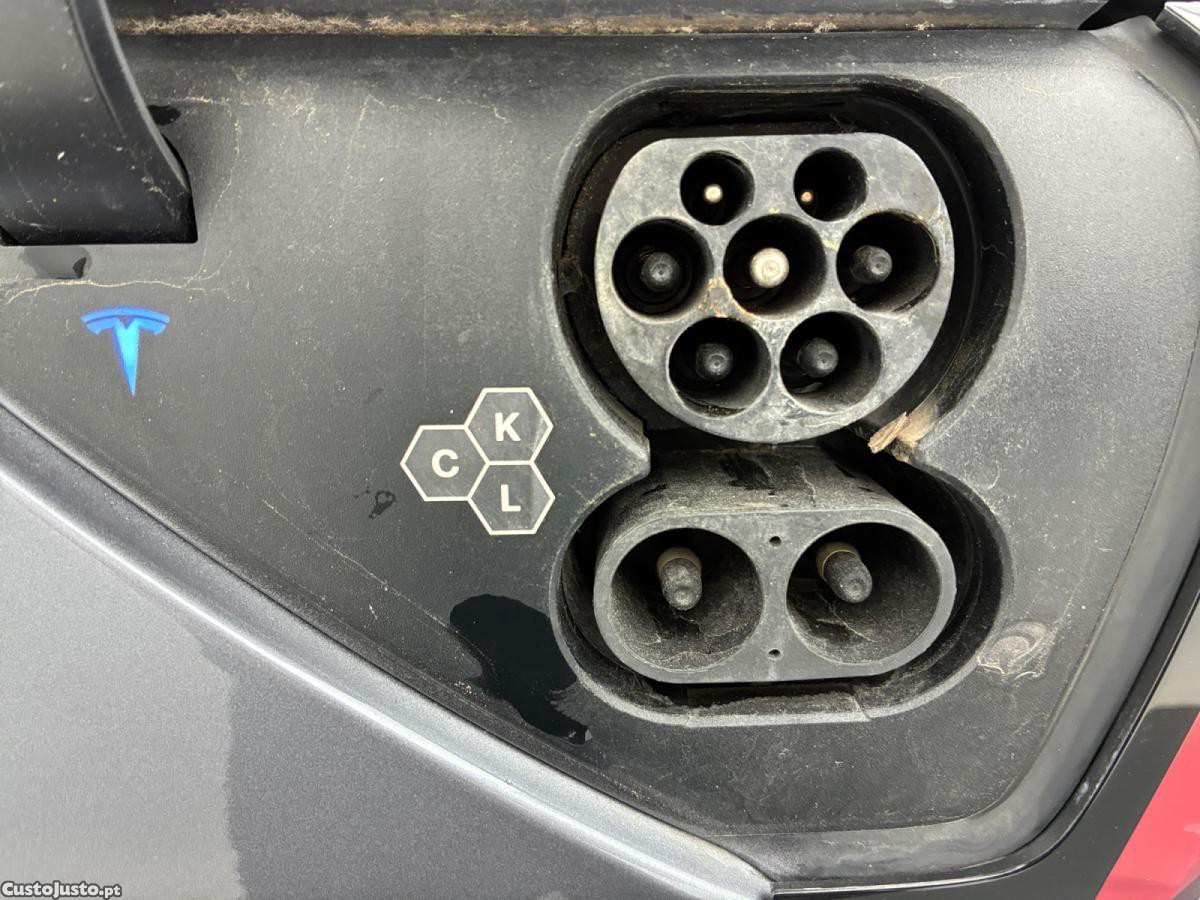 Tesla Model Y Long Range Dual Motor AWD — fotografia 2