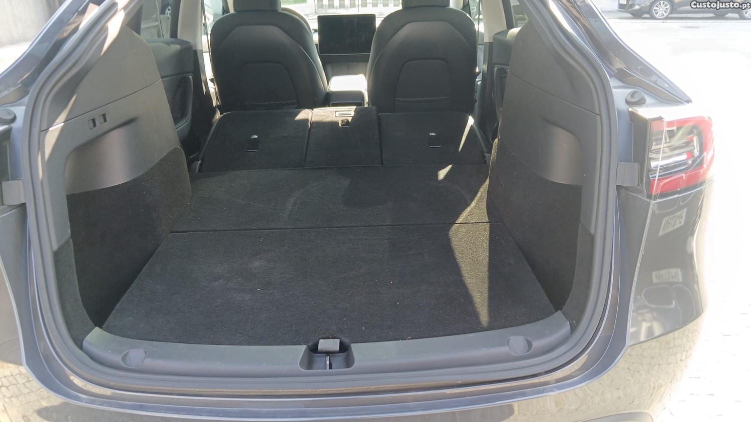 Tesla Model Y Long Range Dual Motor — fotografia 4
