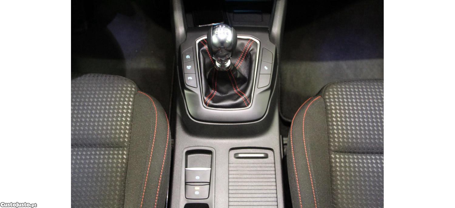 Ford Focus 1.0 EcoBoost MHEV ST-Line — fotografia 11