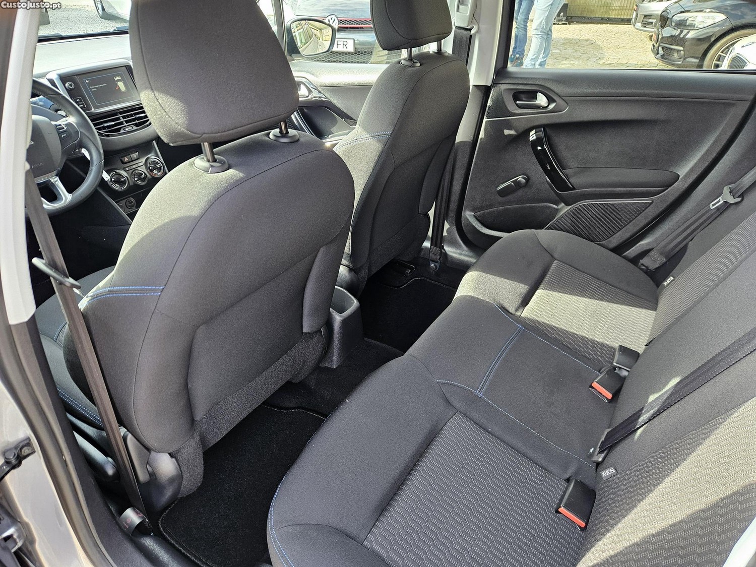 Peugeot 208 1.5 HDI Signature 103cv — fotografia 11
