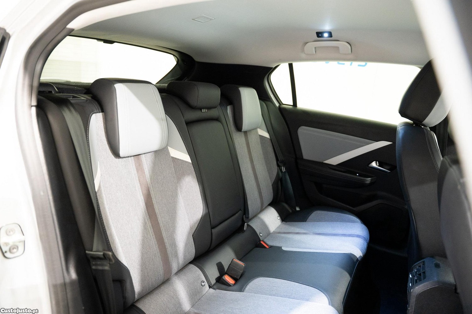 Opel Astra 1.2 T Elegance — fotografia 3