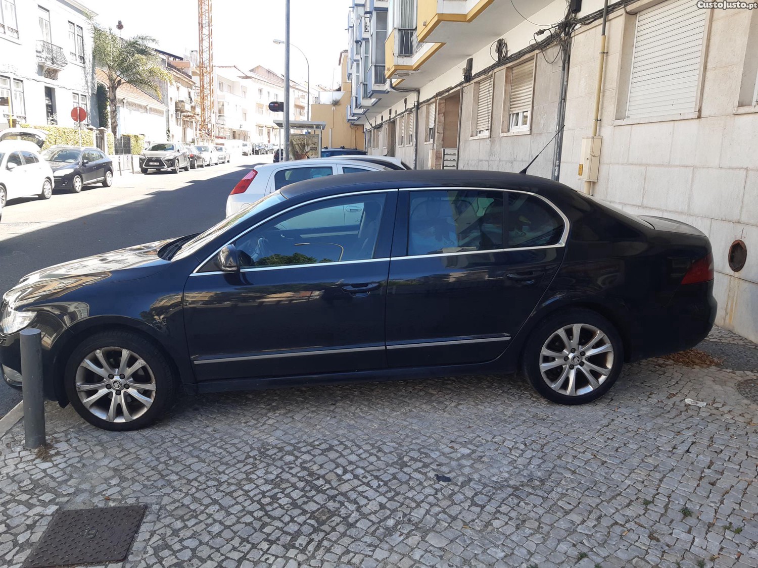 Skoda Superb carro — fotografia 3