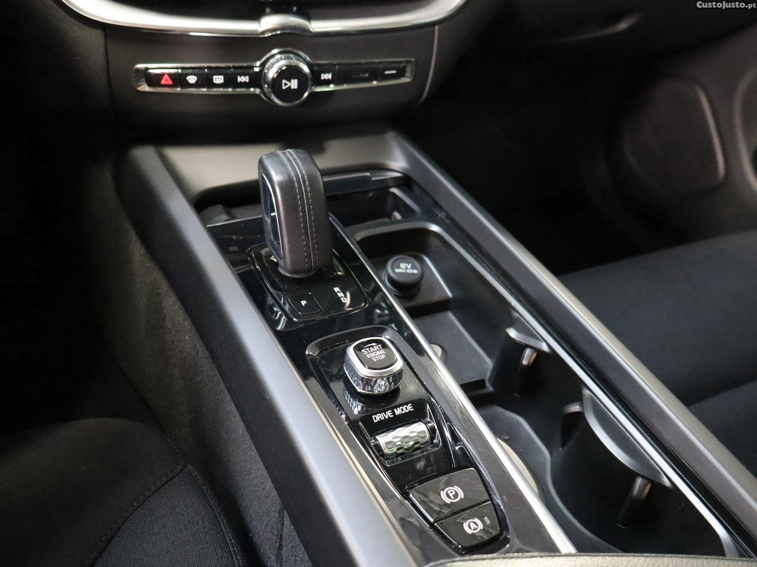 Volvo XC 60 2.0 T6 PHEV Inscription AWD — fotografia 3